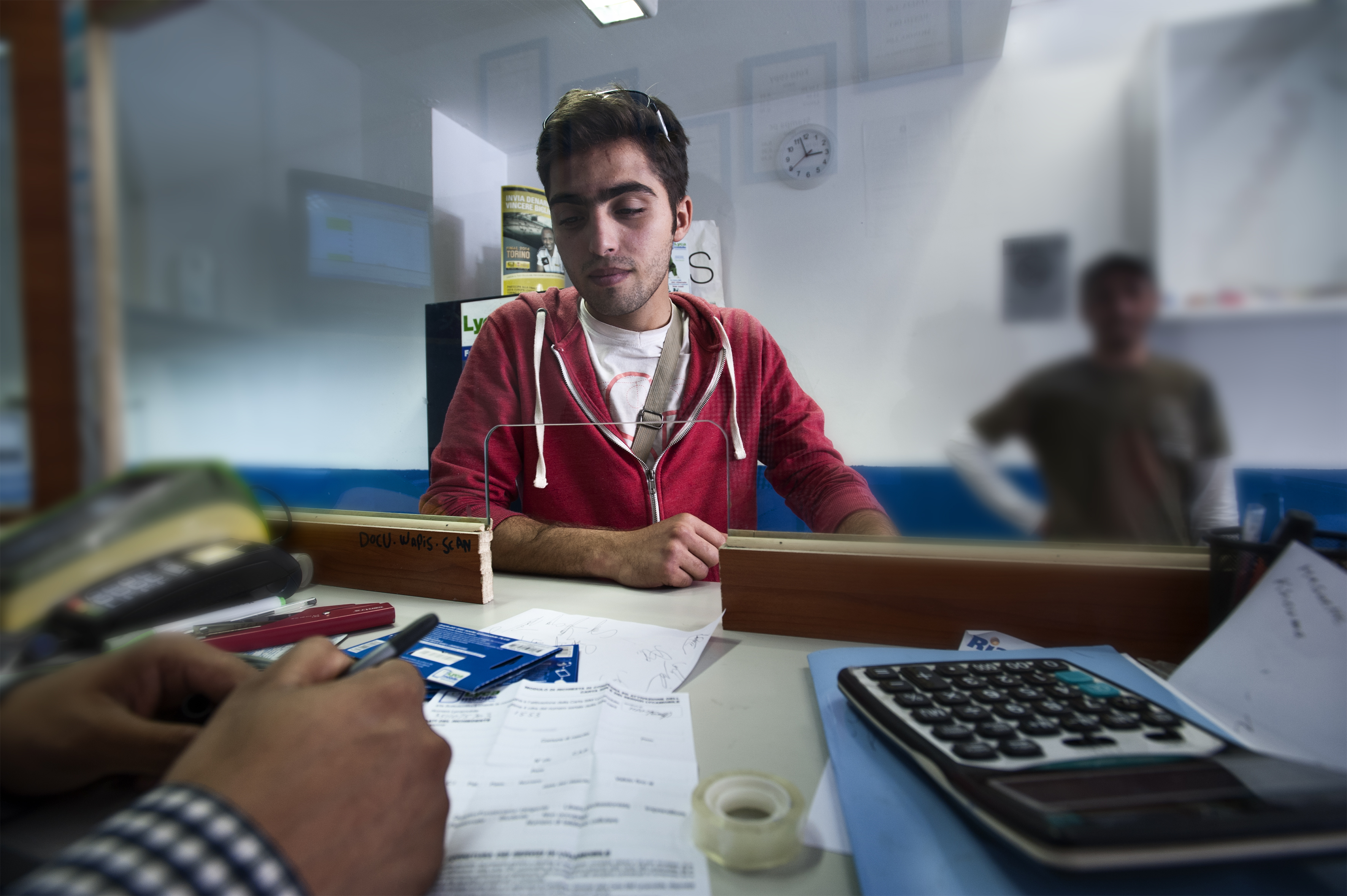 Der Syrer Mohammed kauft sich eine Telefonkarte in Mailand. (Foto: Max Intrisano)