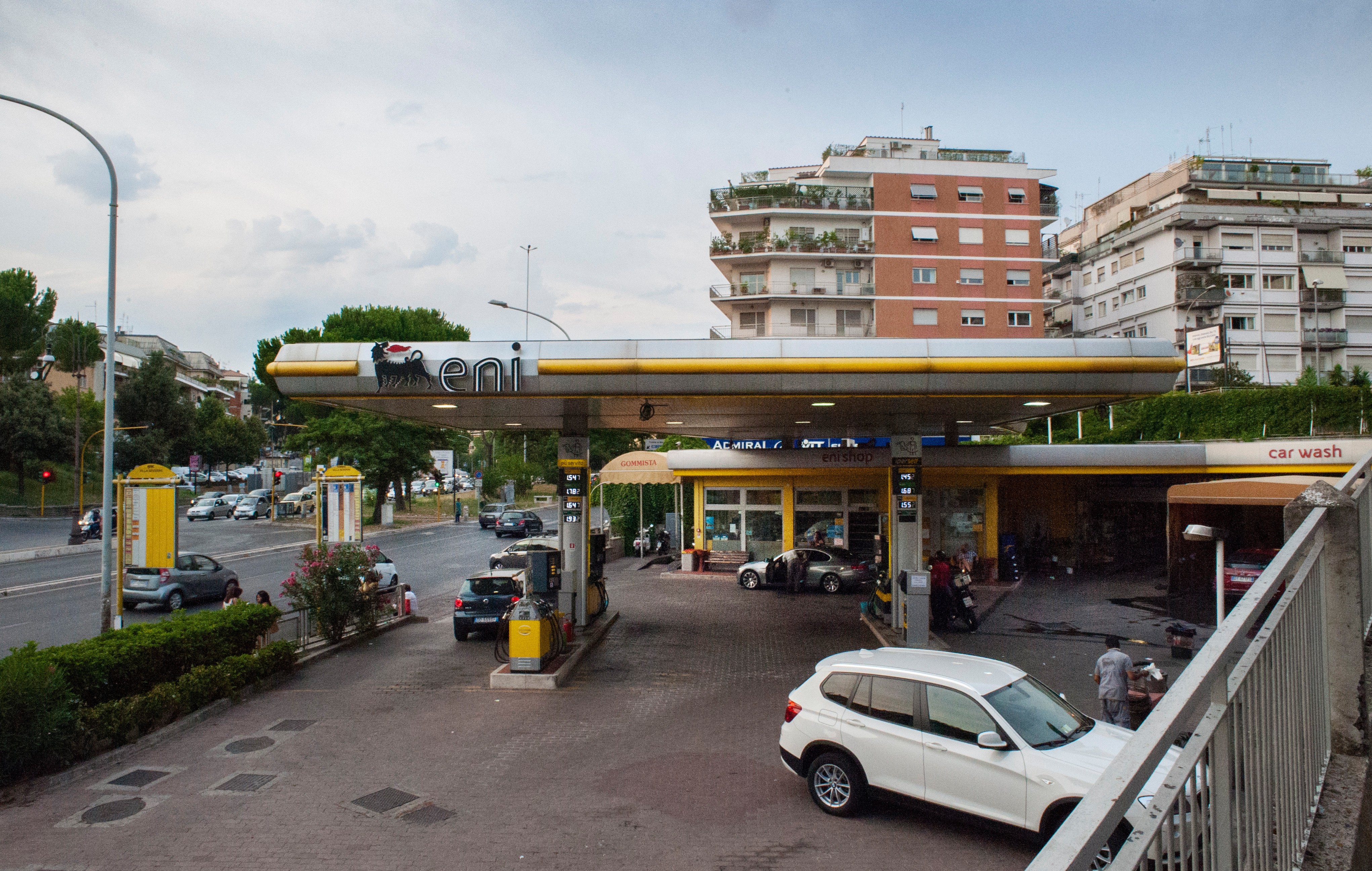 Eni-Tankstelle am Corso Francia: Mafia-Boss Massimo Carminati hielt auf der Sitzbank im Hintergrund seine Besprechungen ab. Foto: Max Intrisano