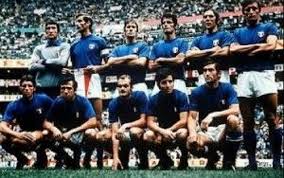 Italiens Startelf im "Jahrhundertspiel" von 1970. Rivera wurde erst in der zweiten Halbzeit für Sandro Mazzola (vordere Reihe, dritter von rechts) eingewechselt.