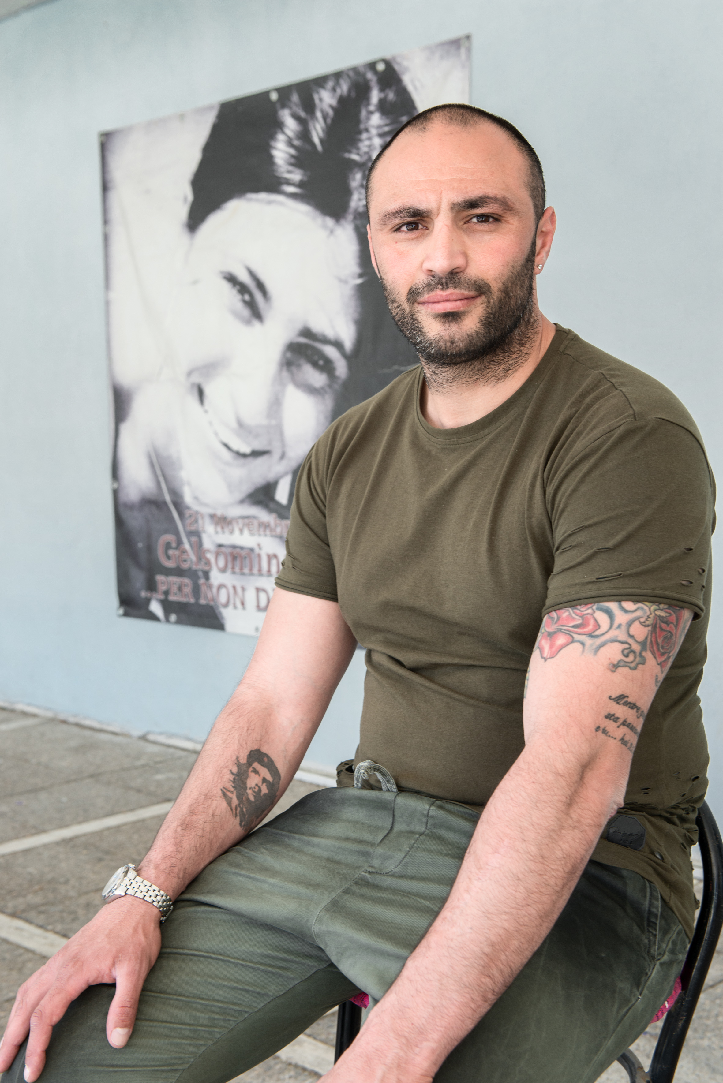 Francesco Verde vor dem Bild seiner ermordeten Schwester. Foto: Max Intrisano